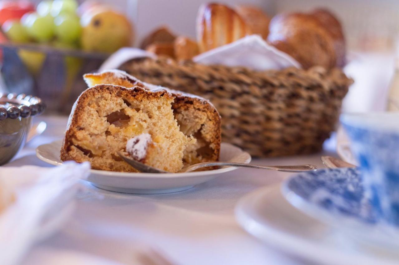 Bed and Breakfast Palazzo Sismonda Corneliano d'Alba Exterior foto